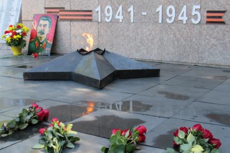 Еврейская АО. В Биробиджане коммунисты возложили цветы к вечному огню и портрету Сталина