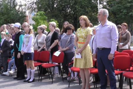 Ростовская область. Руководитель фракции КПРФ в Законодательном собрании Евгений Бессонов выступил на торжественной линейке в школе-интернате № 28