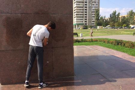 Волгоградская  область. Комсомольцы Волжского отмыли памятник Ленину от надписей вандалов