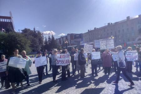 Обманутые омские дольщики и пайщики провели митинг протеста возле Музыкального театра