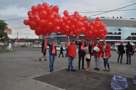 У Ледового дворца в Санкт-Петербурге коммунисты поздравили первоклассников с Днем знаний
