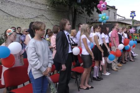 Ростовская область. Руководитель фракции КПРФ в Законодательном собрании Евгений Бессонов выступил на торжественной линейке в школе-интернате № 28