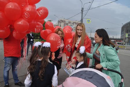 У Ледового дворца в Санкт-Петербурге коммунисты поздравили первоклассников с Днем знаний