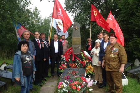 Кандидат в депутаты Госдумы Николай Кузьмин принял участие в автопробеге по местам боевой славы и провел встречу с жителями