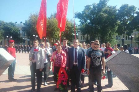Амурская область. Благовещенские коммунисты возложили цветы к памятнику павшим воинам