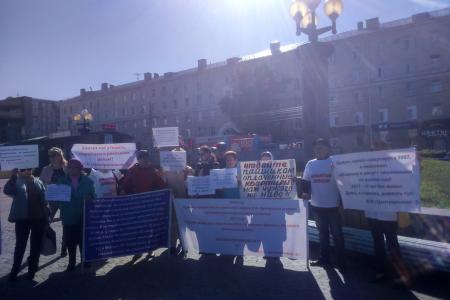 Обманутые омские дольщики и пайщики провели митинг протеста возле Музыкального театра