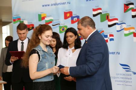 Губернатор-коммунист Вадим Потомский вручил студенческие билеты первокурсникам орловских вузов