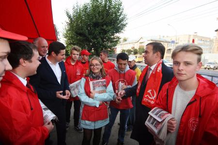 Юрий Афонин и Владимир Федоткин приняли участие в акции «Красные в городе» в Рязани