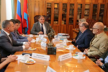 Губернатор-коммунист Вадим Потомский провёл встречу с орловскими писателями