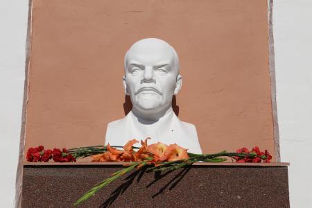Вечно живой. Свердловские коммунисты установили памятник Владимиру Ильичу Ленину