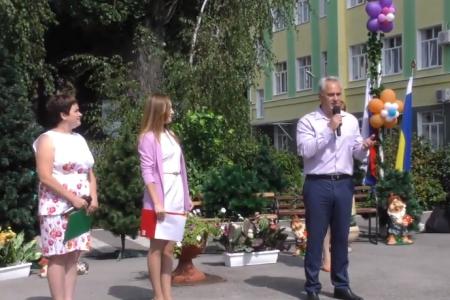 Ростовская область. Руководитель фракции КПРФ в Законодательном собрании Евгений Бессонов выступил на торжественной линейке в школе-интернате № 28