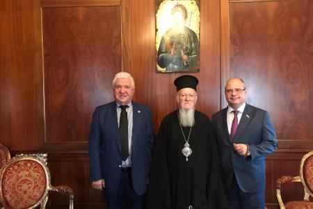 Сергей Гаврилов вручил Вселенскому Патриарху колокол, отлитый в воронежской мастерской Подорожного