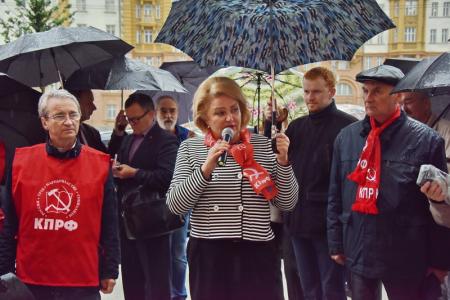 В Москве прошла акция КПРФ против враждебных действий американского руководства в отношении России