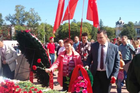Амурская область. Благовещенские коммунисты возложили цветы к памятнику павшим воинам