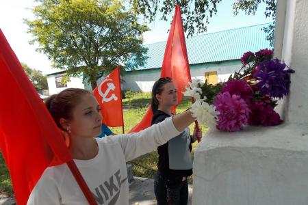 Приморский край. Коммунисты города Артема провели автопробег в честь 72-ой годовщины окончания Второй мировой войны