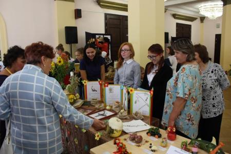 Депутат Тюменской областной Думы Казанцева Тамара Николаевна поздравила юннатское движение ЧИР Тюменской области с открытием выставки урожая 2017 года