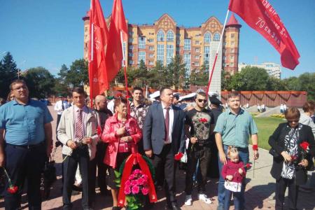 Амурская область. Благовещенские коммунисты возложили цветы к памятнику павшим воинам