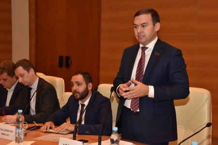 «За мир, солидарность и социальную справедливость!». В Госдуме проводился круглый стол, посвященный предстоящему фестивалю молодежи и студентов