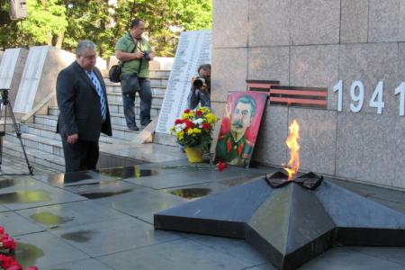 Еврейская АО. В Биробиджане коммунисты возложили цветы к вечному огню и портрету Сталина