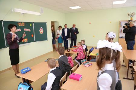 Орловская область. Губернатор-коммунист Вадим Потомский открыл новую гимназию в Вятском Посаде 