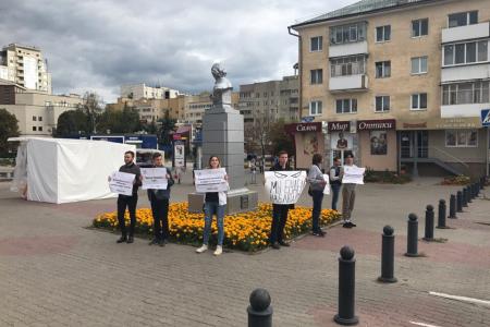 Белгородская область. Комсомольцы областного центра вышли к избирательной комиссии области с пикетом за честные выборы