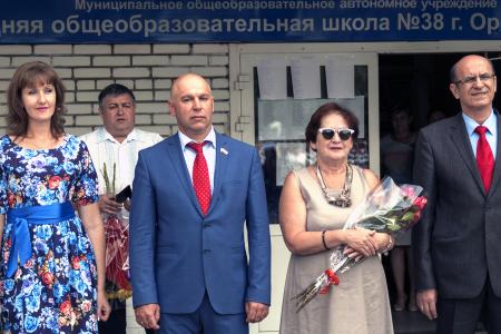 Оренбургская область. Депутат-коммунист Сергей Романенко поздравил орских школьников с Днём знаний