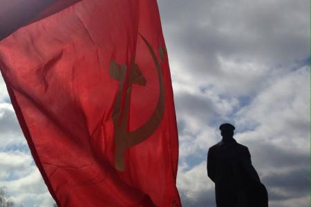 В Ленинском районе Московской области коммунисты провели субботник у памятника Шагающий Ленин
