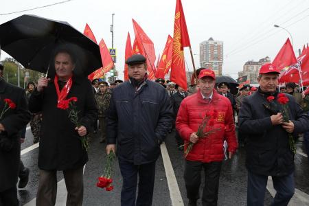 «Не забудем! Не простим!». В Москве коммунисты и их сторонники провели митинг и шествие, посвященные 24-й годовщине трагических событий осени 1993-го