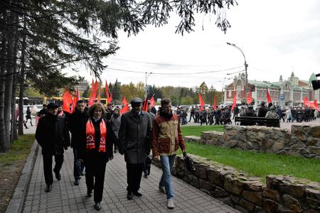 «Не забывайте этот дым». Новосибирские коммунисты почтили память защитников Дома Советов