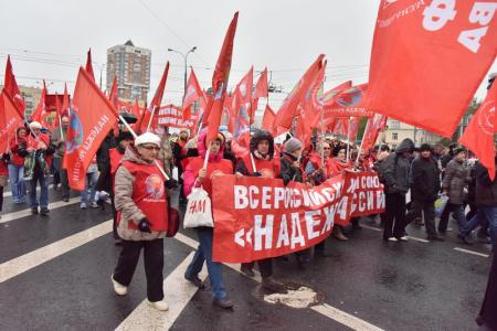 «Не забудем! Не простим!». В Москве коммунисты и их сторонники провели митинг и шествие, посвященные 24-й годовщине трагических событий осени 1993-го