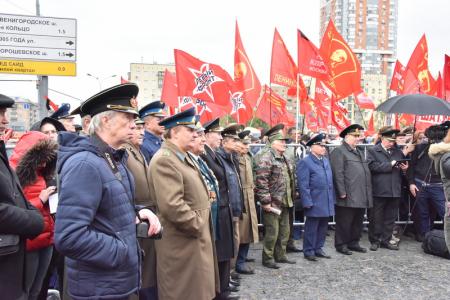«Не забудем! Не простим!». В Москве коммунисты и их сторонники провели митинг и шествие, посвященные 24-й годовщине трагических событий осени 1993-го