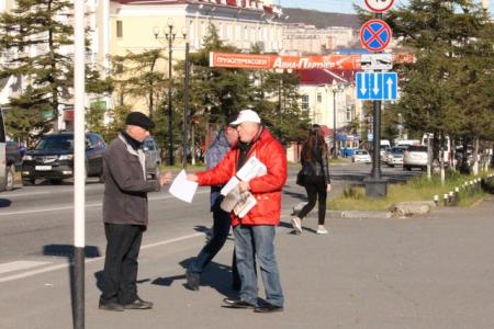 Магаданские коммунисты провели серию пикетов в память защитников Белого дома