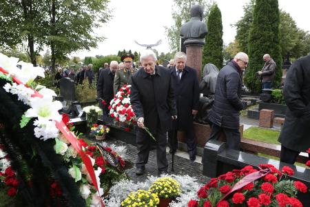 Делегация ЦК КПРФ возложила цветы к могиле Ю.Д. Маслюкова