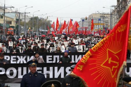 «Не забудем! Не простим!». В Москве коммунисты и их сторонники провели митинг и шествие, посвященные 24-й годовщине трагических событий осени 1993-го