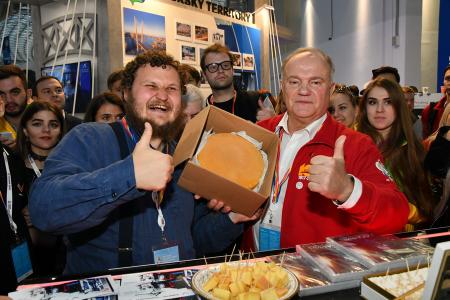 Г.А. Зюганов посетил церемонию открытия XIX Всемирного фестиваля молодежи и студентов