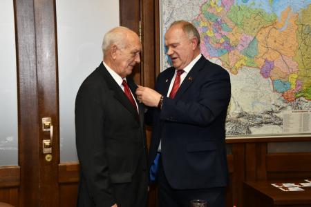 Г.А. Зюганов наградил группу министров СССР памятными медалями в честь 100-летия Великого Октября