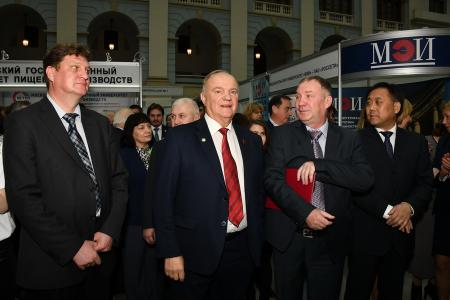 Г.А. Зюганов посетил Московскую международную выставку «Образование и карьера»