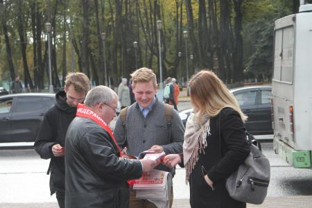 Псков. Коммунисты почтили память защитников Советской власти