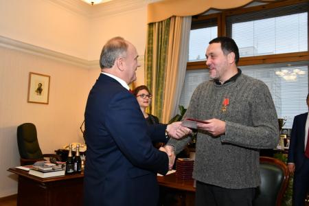 В преддверии Великого Октября Г.А. Зюганов наградил группу российских журналистов памятными медалями