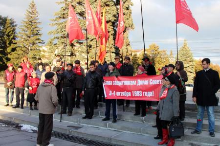 Челябинские коммунисты и комсомольцы провели пикет в память о защитниках Дома Советов