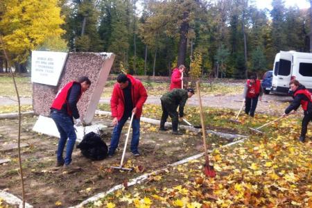 Тульский обком продолжает акцию «100 деревьев в честь столетия Великого Октября!»