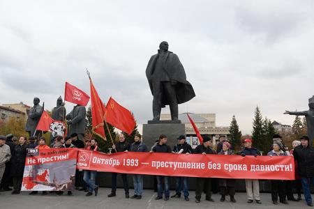«Не забывайте этот дым». Новосибирские коммунисты почтили память защитников Дома Советов