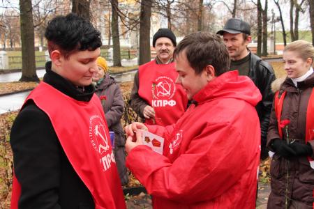 Рязанские комсомольцы всех поколений у краснозвёздного обелиска 