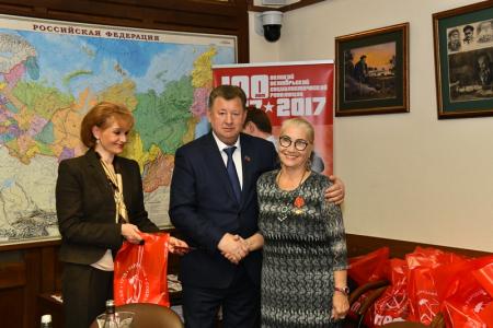 В канун 100-летия Великого Октября КПРФ наградила памятными медалями потомков полководцев Победы