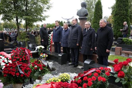 Делегация ЦК КПРФ возложила цветы к могиле Ю.Д. Маслюкова
