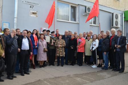 Севастопольские коммунисты и комсомольцы торжественно вскрыли капсулу с посланием комсомольцев 1967 года