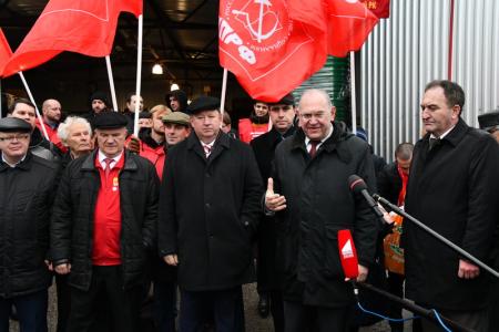 "Знамя Октября, знамя Победы вдохновляют нас на новые подвиги!". Г.А. Зюганов выступил на церемонии отправки гуманитарного конвоя на Донбасс