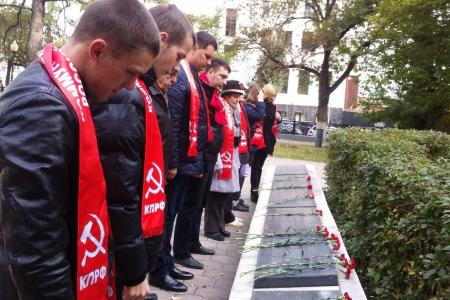 Тула. Коммунисты провели мероприятия, посвященные 24-й годовщине трагических событий 1993 года в городе Москве