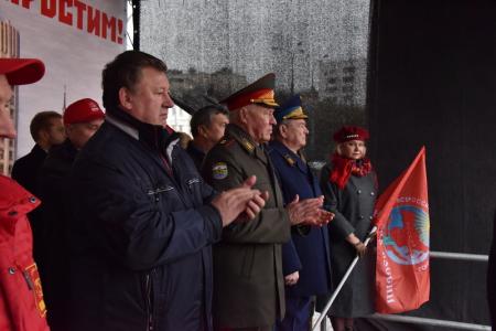 «Не забудем! Не простим!». В Москве коммунисты и их сторонники провели митинг и шествие, посвященные 24-й годовщине трагических событий осени 1993-го