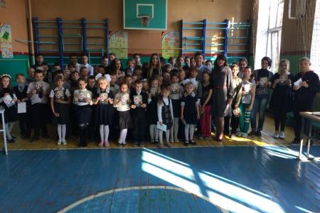 Марьяна Наумова посетила прифронтовые школы ДНР